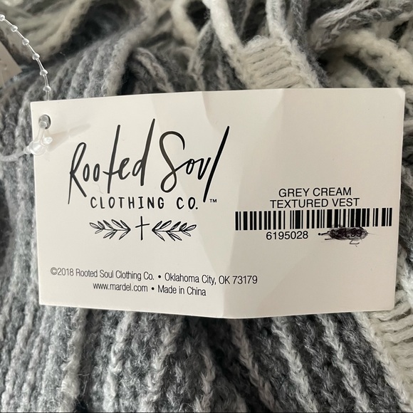 Rooted Soul NWT Woman’s Reversible Shaw - Picture 6 of 7